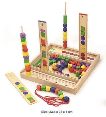 השחלת חרוזים לפי דגם.