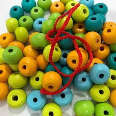 חרוזי עץ טבעי כ 180יחידות