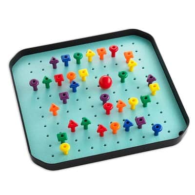 לוח קיר פעילות מוטורית עם יתדות וכרטיסיות עבודה Fun2 Play Geo Pegboard