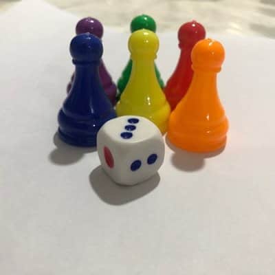 6 פיונים + קוביית משחק H 3.5 cm בסיס : 2 ס"מ גובה : 3.5 ס"מ