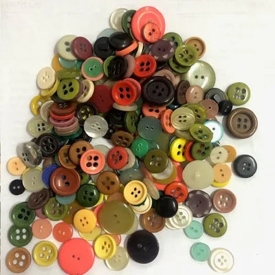 מגוון כפתורים ליצירה כ 100 גרם - 210 יחידות )