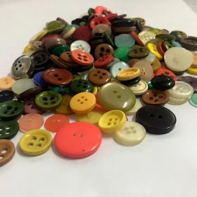 מגוון כפתורים ליצירה כ 100 גרם - 210 יחידות )