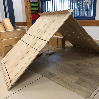 סופר בנאי 55 חלקים - ערכת בנייה קורות עץ עם תיבת עץ עם גלגלים לשינוע