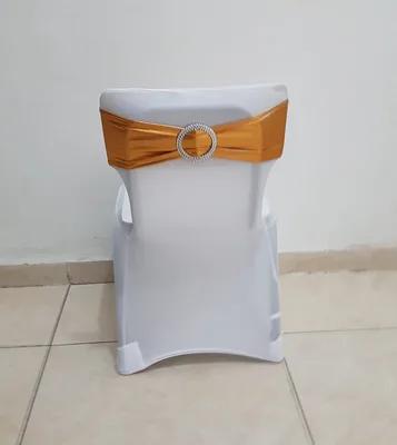 כיסוי לבן לכיסא בד לייקרה + חבק מטאלי