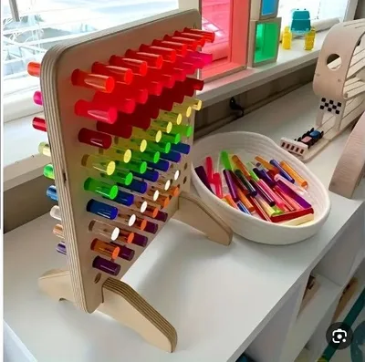 לוח עץ עם 100 יתדות אקריליק קשת בענן (Rainbow Pegboard)