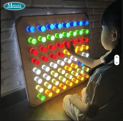 לוח עץ עם 100 יתדות אקריליק קשת בענן (Rainbow Pegboard)